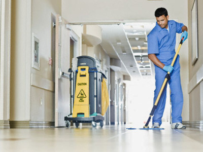 پاکسازی بیمارستان با تجهیزات نظافت صنعتی